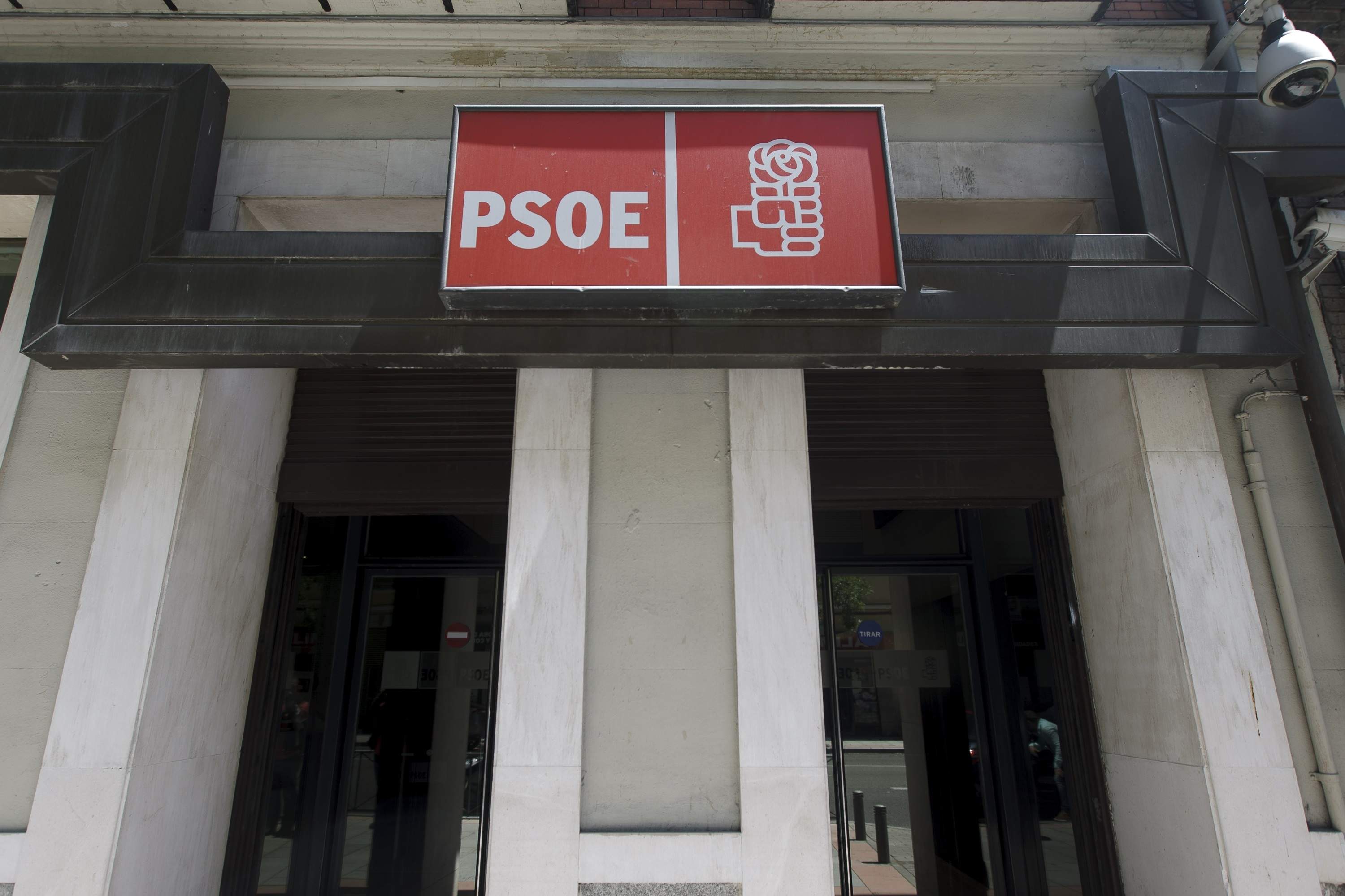 Cinco exministros del PSOE reclaman elecciones por los escándalos de corrupción