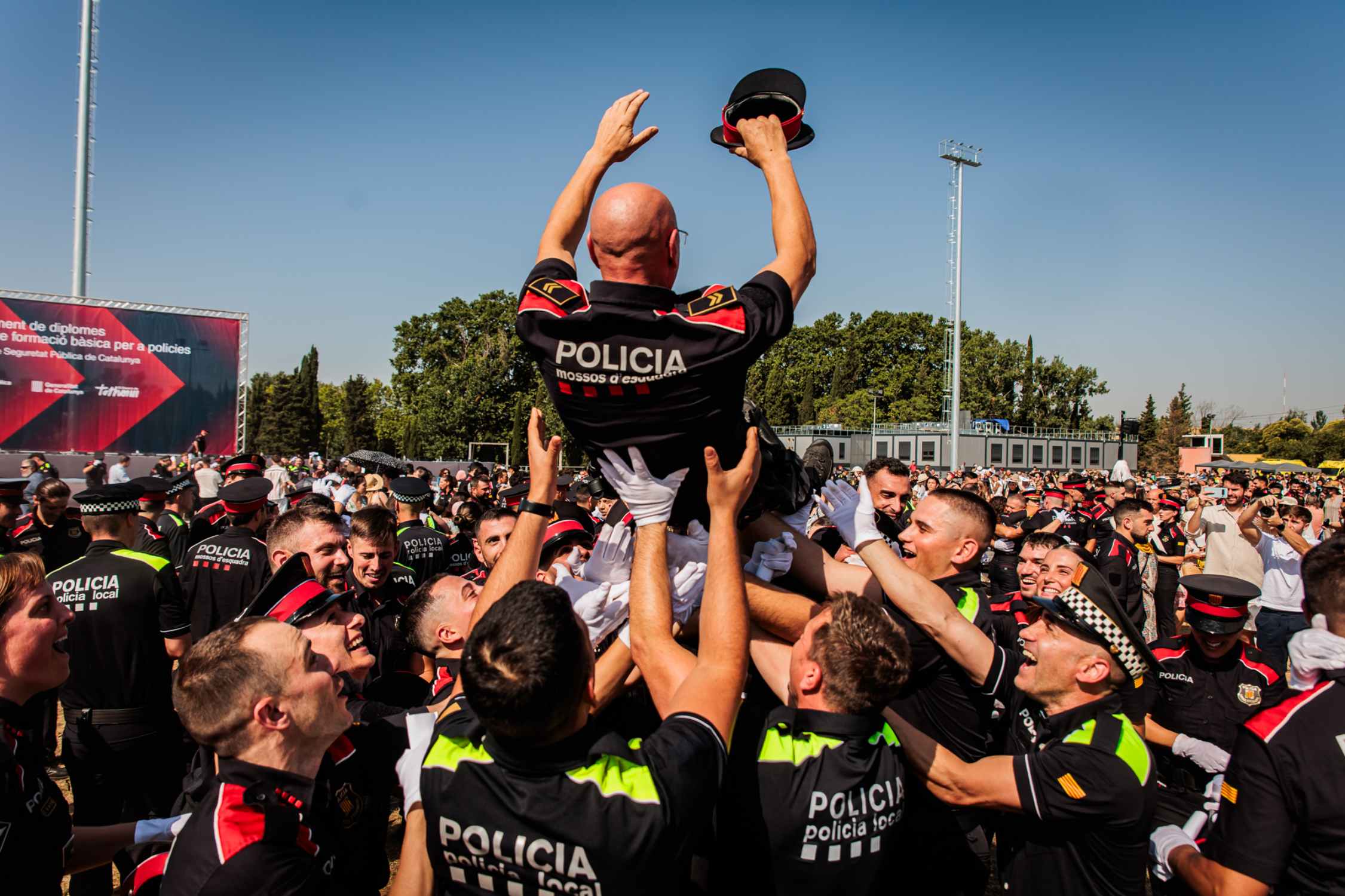 Mossos com aigua de maig: agents acabats de graduar per reforçar les comissaries de Catalunya