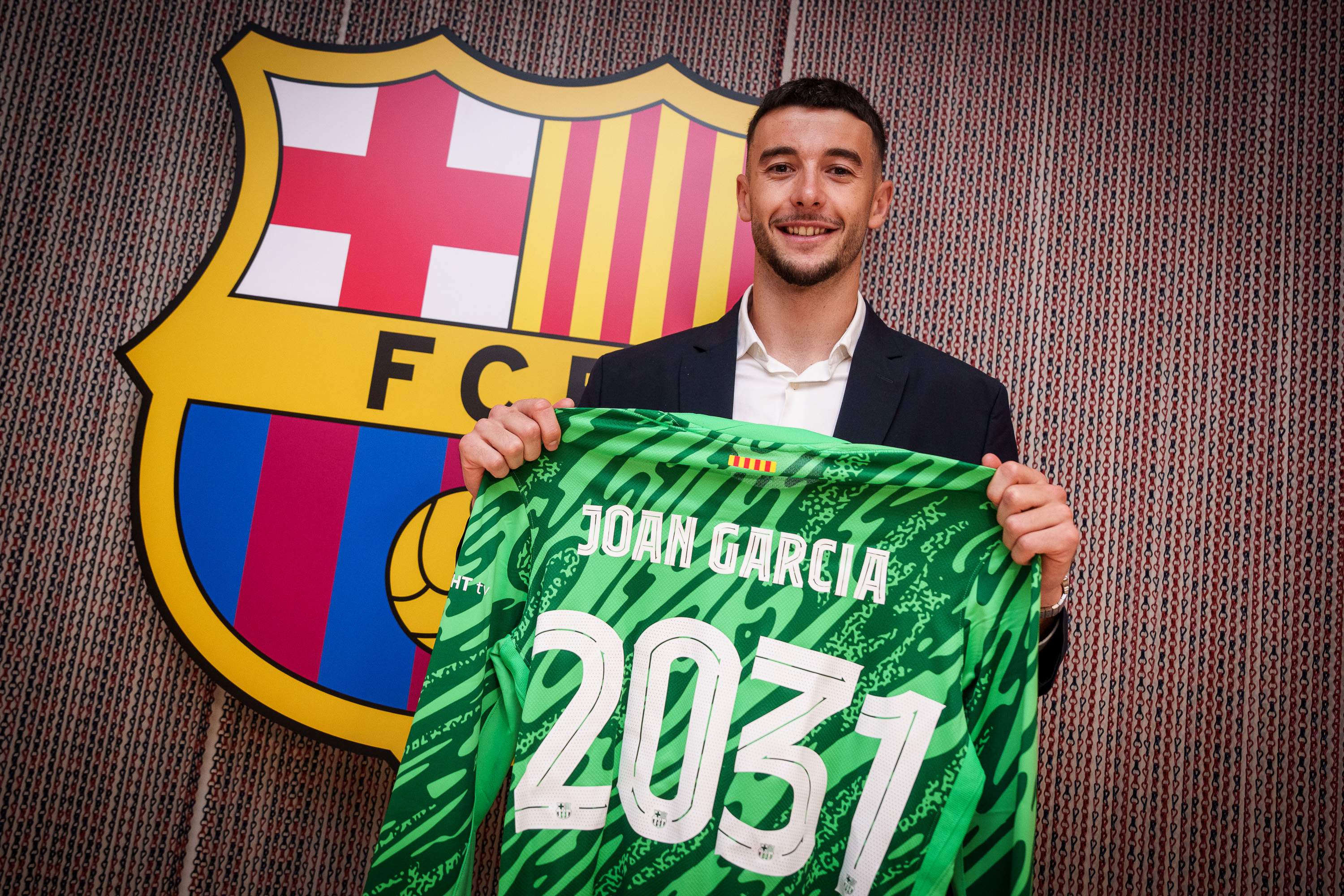 Joan Garcia firma com a nou jugador del Barça