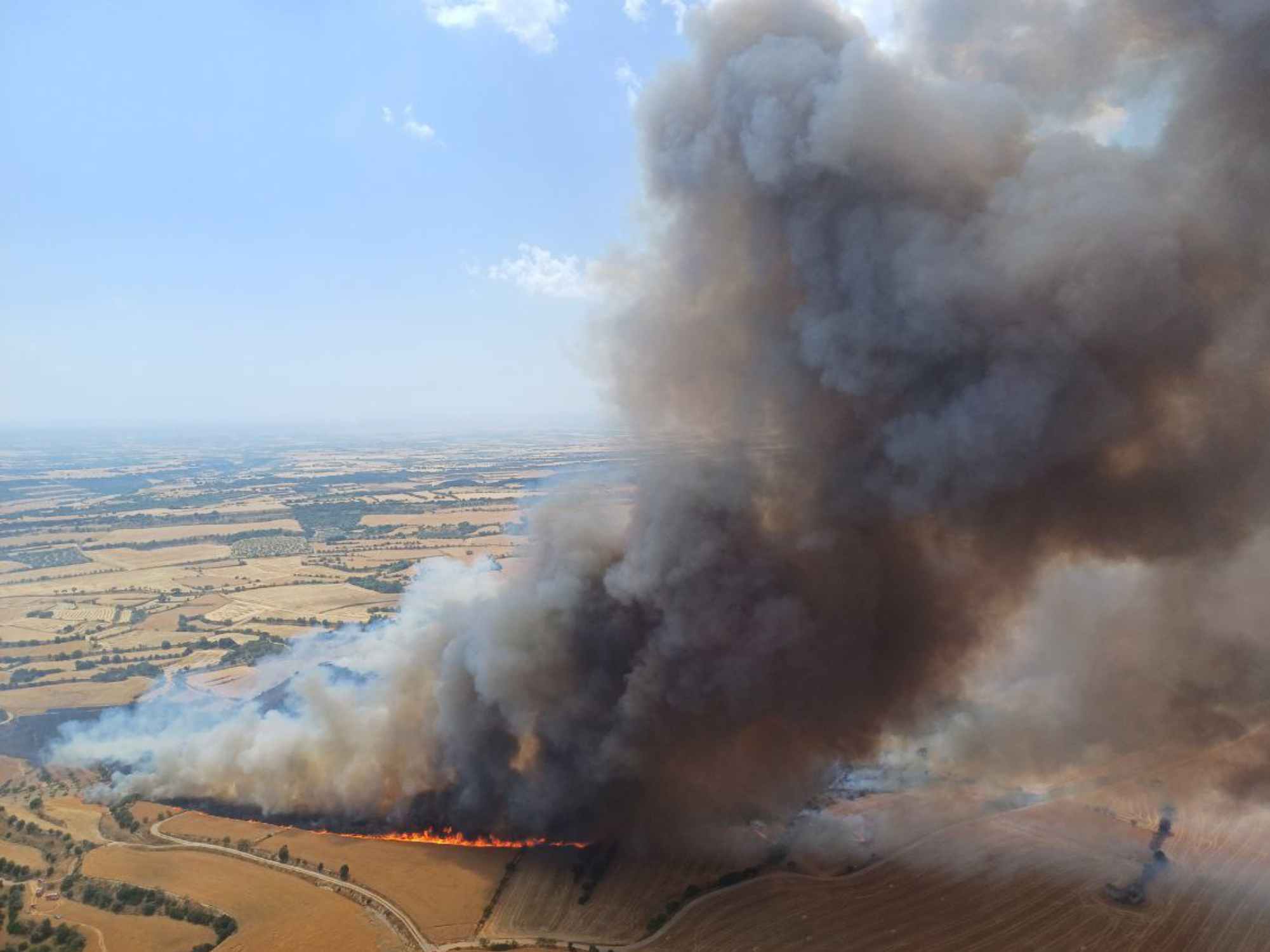 Un incendio en la Segarra arde sin control y obliga a cortar la A-2 y confinar Cervera y otros pueblos