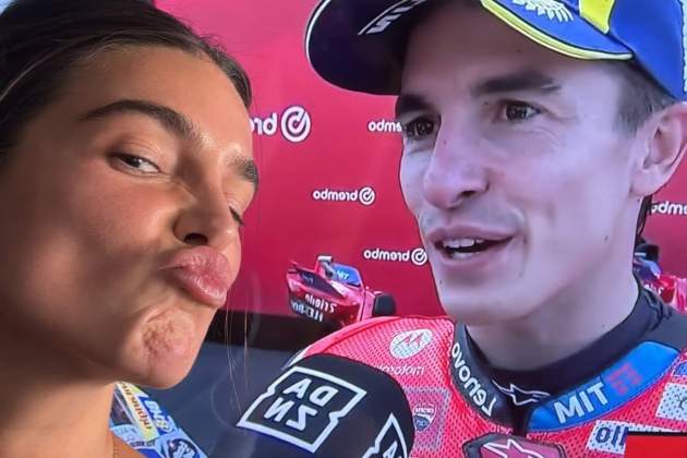 Gemma Pinto fent-se una fotografia amb Marc Márquez davant de la televisió / Instagram Gemma Pinto fent-se una fotografia amb Marc Márquez davant de la televisió / Instagram