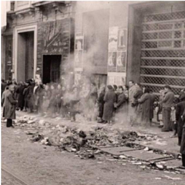 Colas de racionamiento. Barcelona (1939) / Fuente: The Spanish Civil War Colas de racionamiento. Barcelona (1939) / Fuente: The Spanish Civil War
