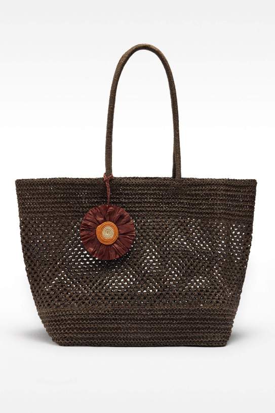 Bolso shopper de efecto rafia con colgante Bolso shopper de efecto rafia con colgante