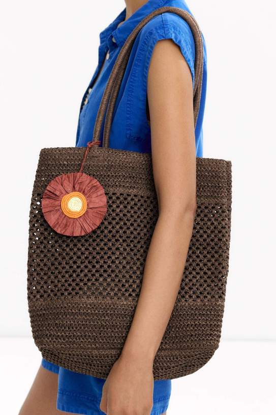 Bolso shopper de efecto rafia con colgante Bolso shopper de efecto rafia con colgante