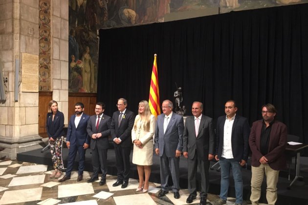 foto familia firma acuerdo interprofesionalidad Carlota Serra
