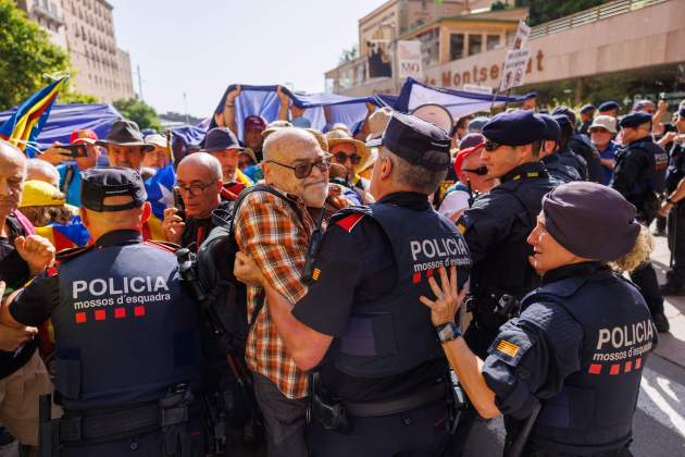 manifestantes Montserrat Reis Mossos tensión foto montse giralt manifestantes Montserrat Reis Mossos tensión foto montse giralt