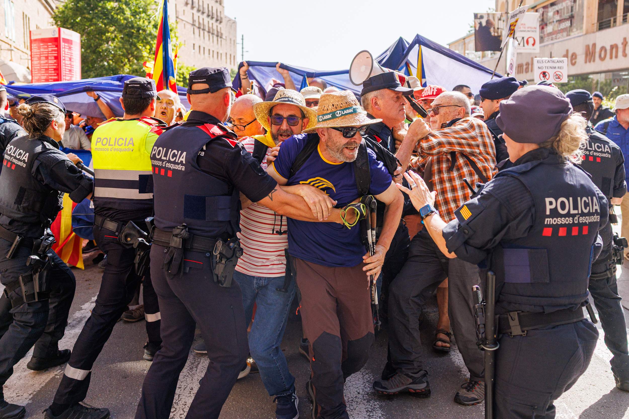 Enfrontaments entre els Mossos i manifestants independentistes a Montserrat contra Felip VI