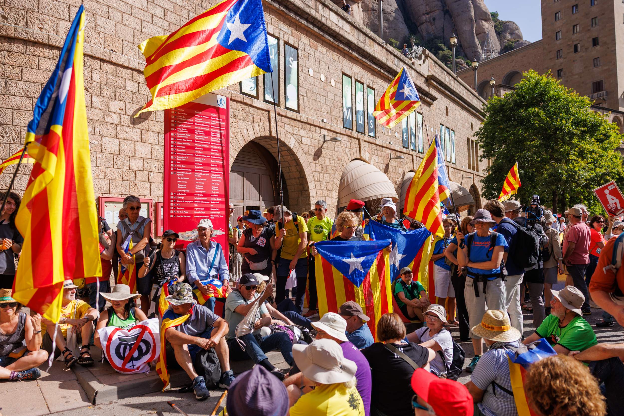 manifestants Montserrat Reis Mossos tensió foto montse giralt manifestants Montserrat Reis Mossos tensió foto montse giralt