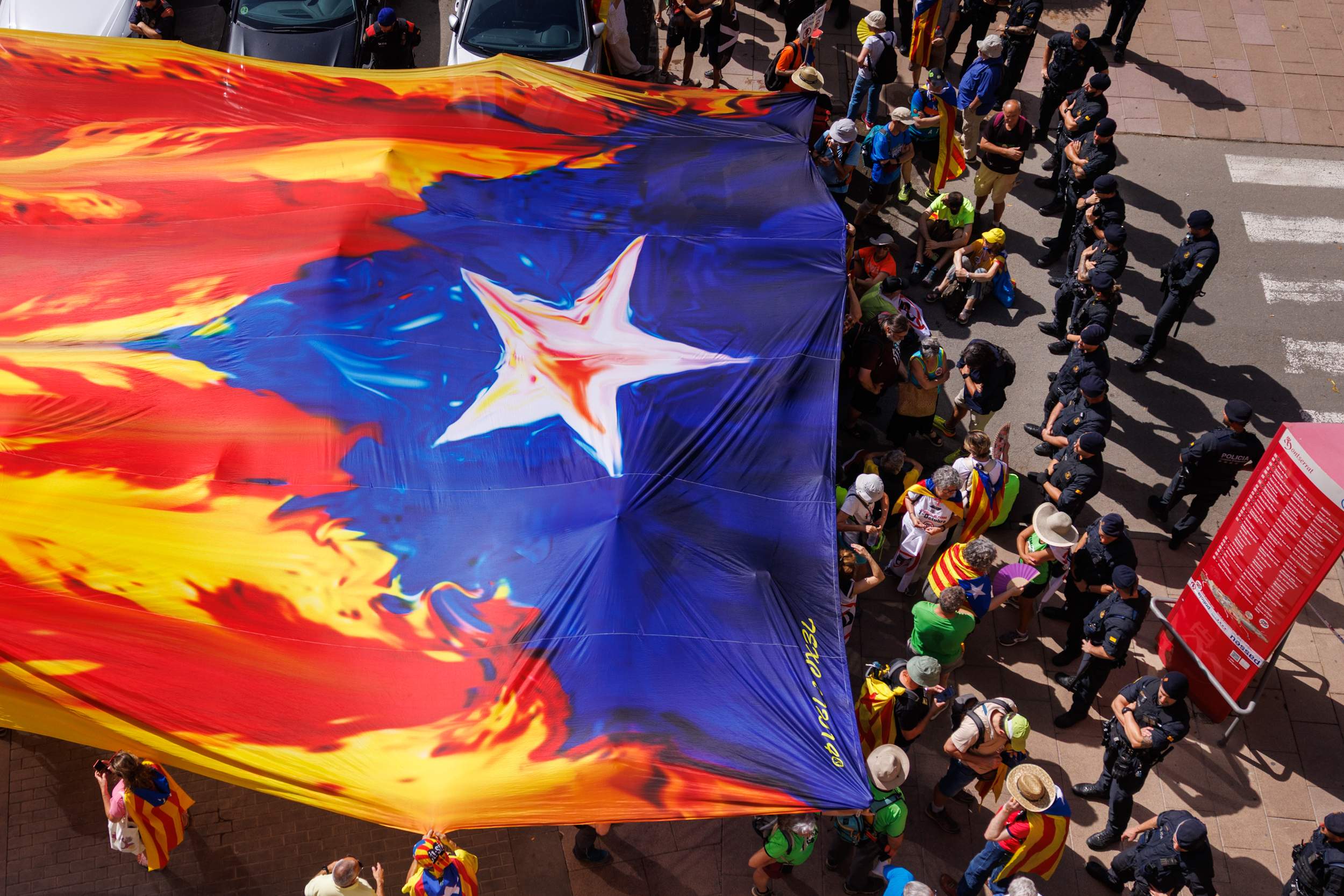 Estelada gegant a Montserrat visita Felip VI foto montse giralt Estelada gegant a Montserrat visita Felip VI foto montse giralt