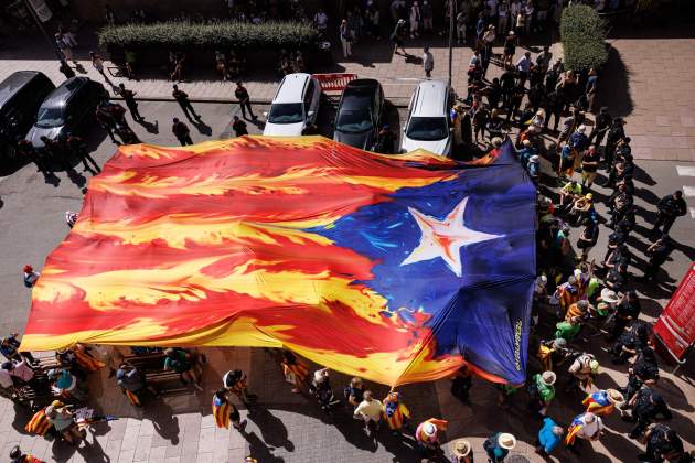 Estelada gegant a Montserrat visita Felip VI foto montse giralt Estelada gegant a Montserrat visita Felip VI foto montse giralt