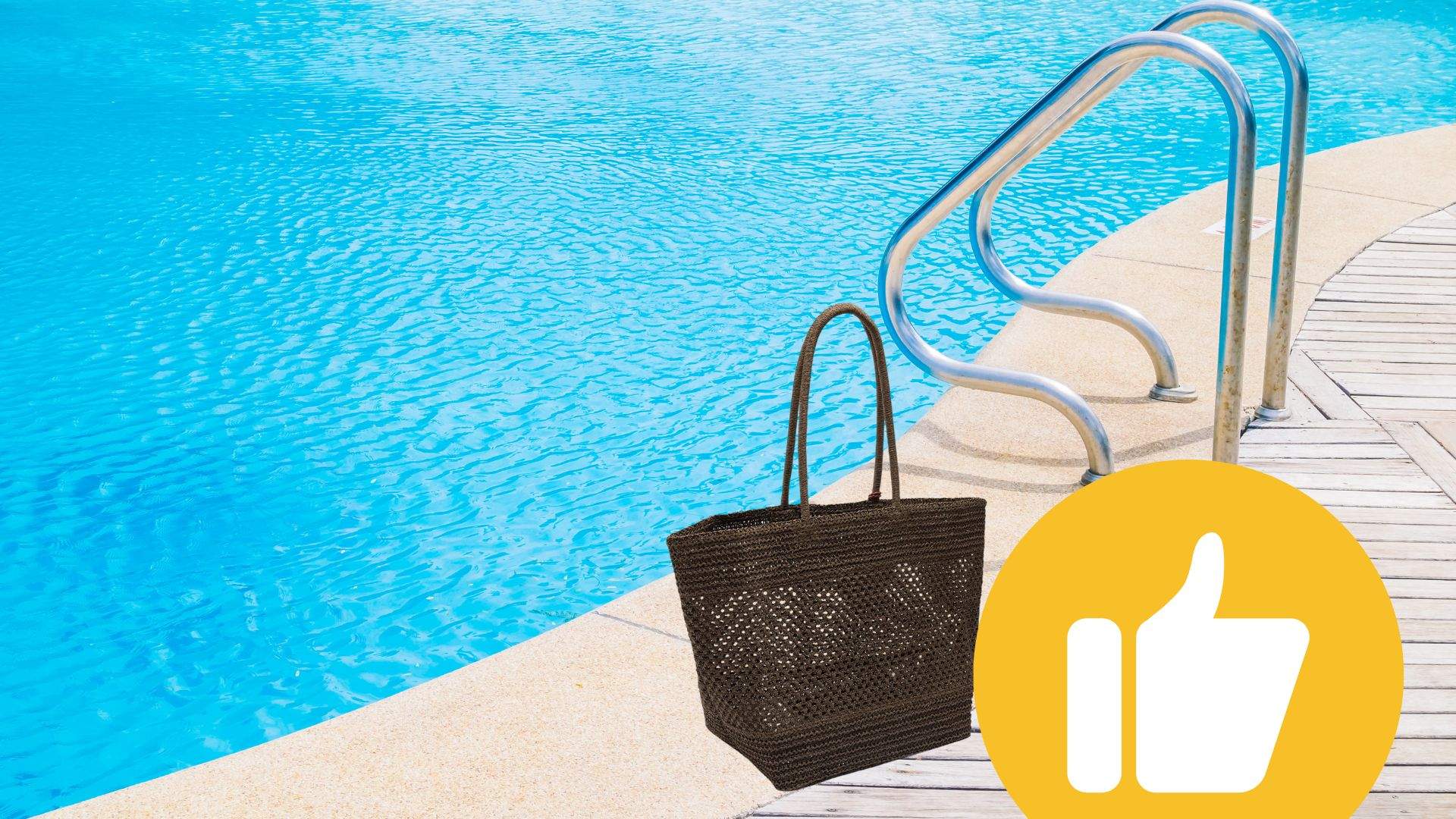 Ir a la playa o piscina con el bolso efecto rafia con colgante de Parfois es pasar al siguiente nivel