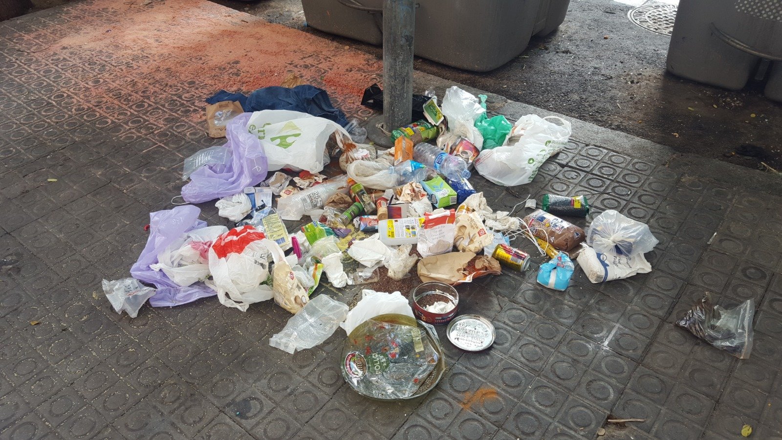 El Raval se ha convertido en un estercolero: basura y jeringuillas por todos lados