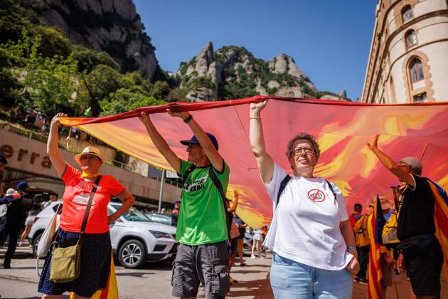 Manifestantes protestando contra la visita del Rey a Montserrat / Montse Giralt Manifestantes protestando contra la visita del Rey a Montserrat / Montse Giralt