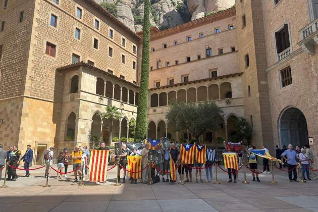 Manifestantes independentistas en la Abadía de Montserrat Manifestantes independentistas en la Abadía de Montserrat