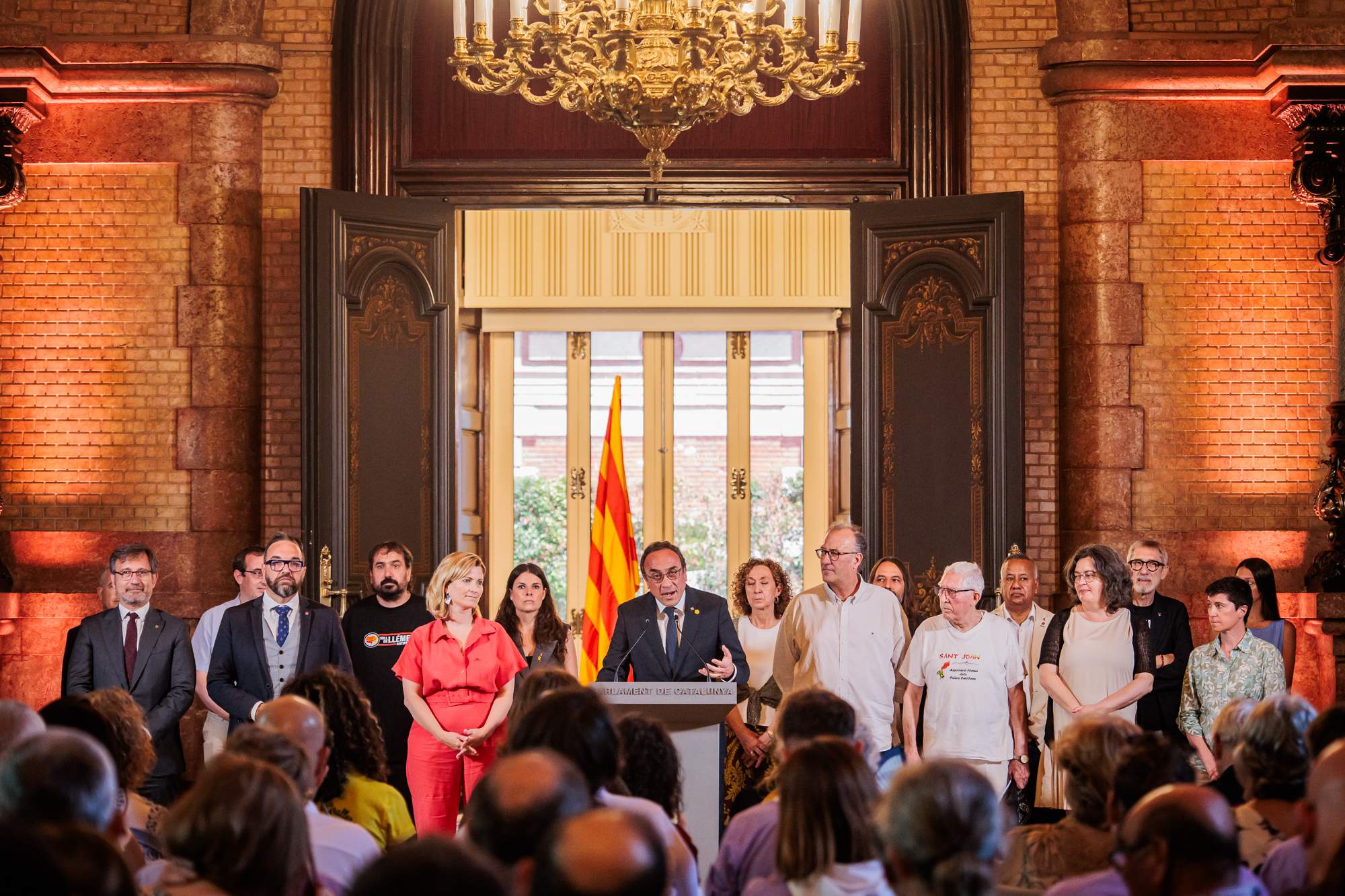Rull y Òmnium rechazan la presencia de Felipe VI en Montserrat, mientras reciben la Flama del Canigó