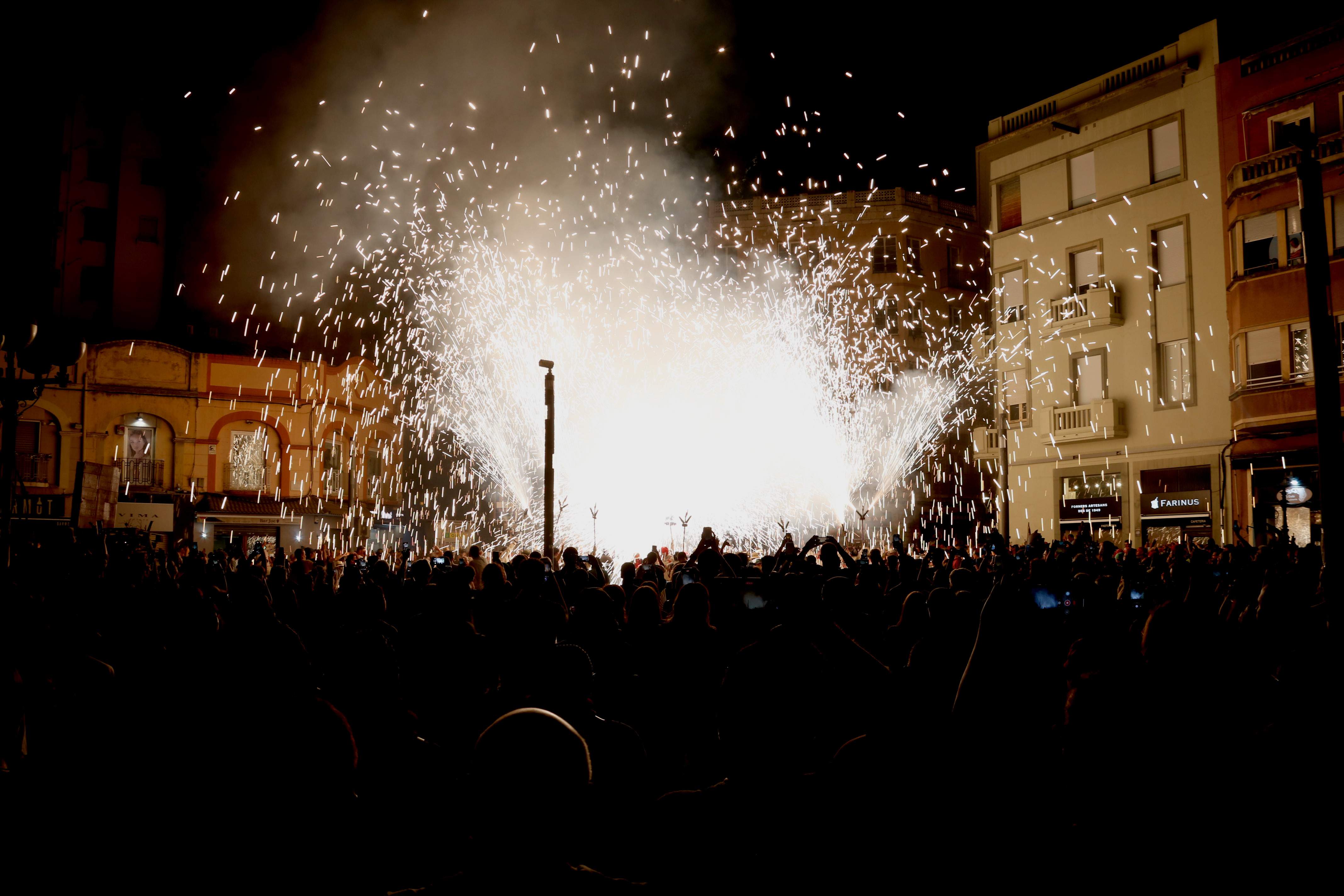 La nit de Sant Joan acaba amb un nadó ferit greu per l'impacte d'un petard i més d'un miler d'avisos