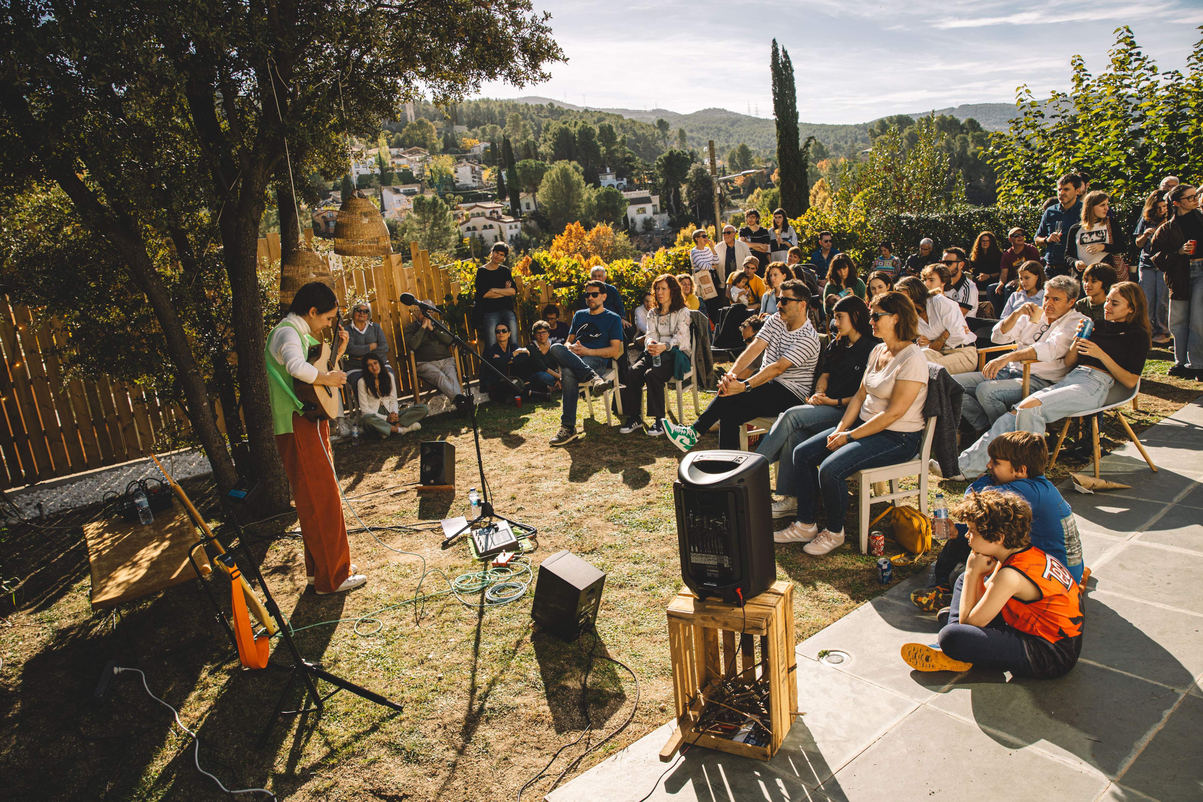 Hay un pueblo donde el cura vapea y 'les golfes' montan conciertos