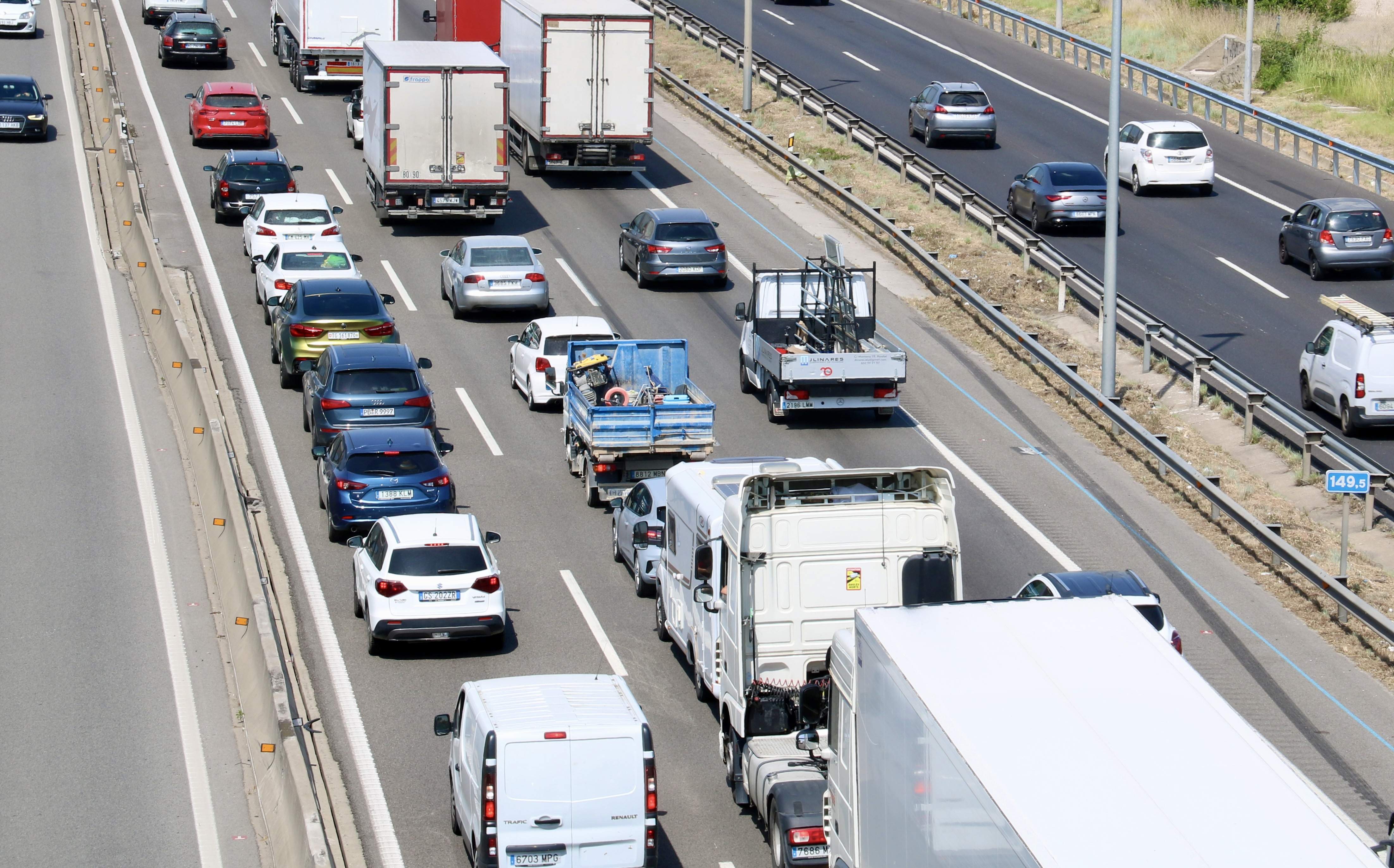 Retencions quilomètriques durant l'operació tornada del pont de Sant Joan