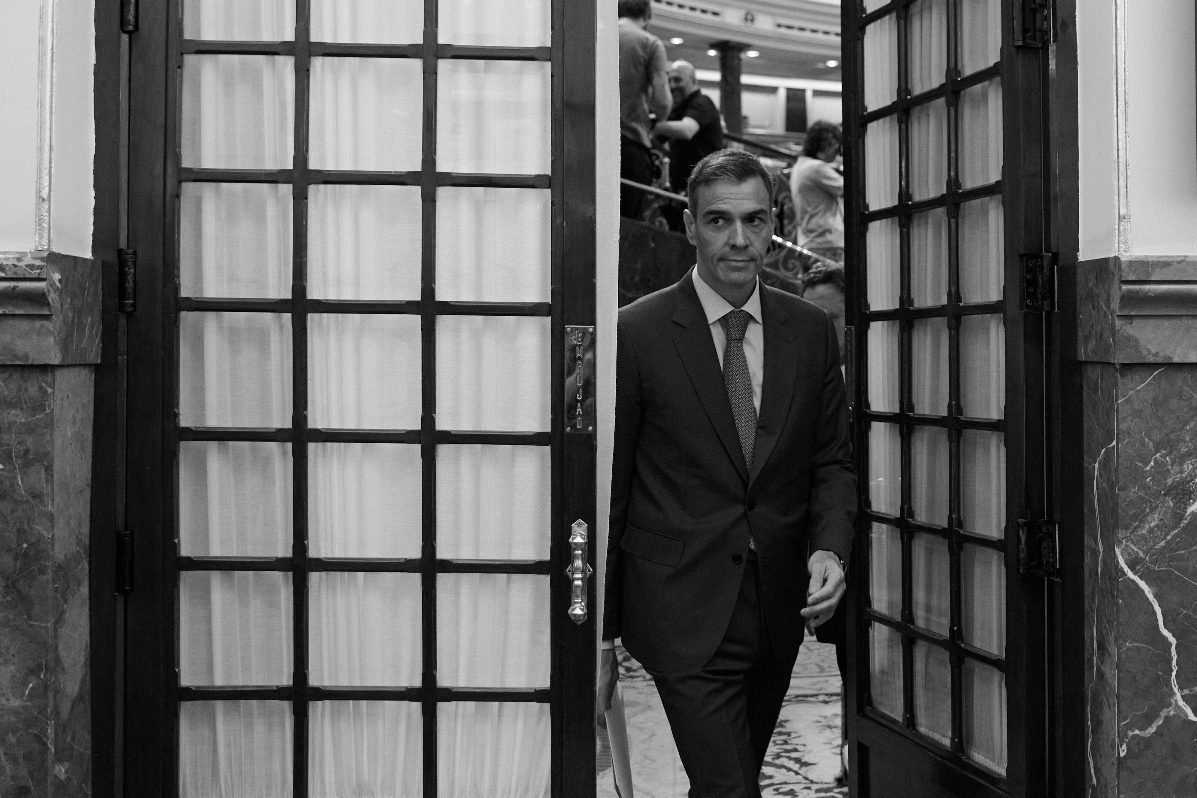 Toc d’atenció transatlàntic: la premsa espanyola exigeix més a Sánchez