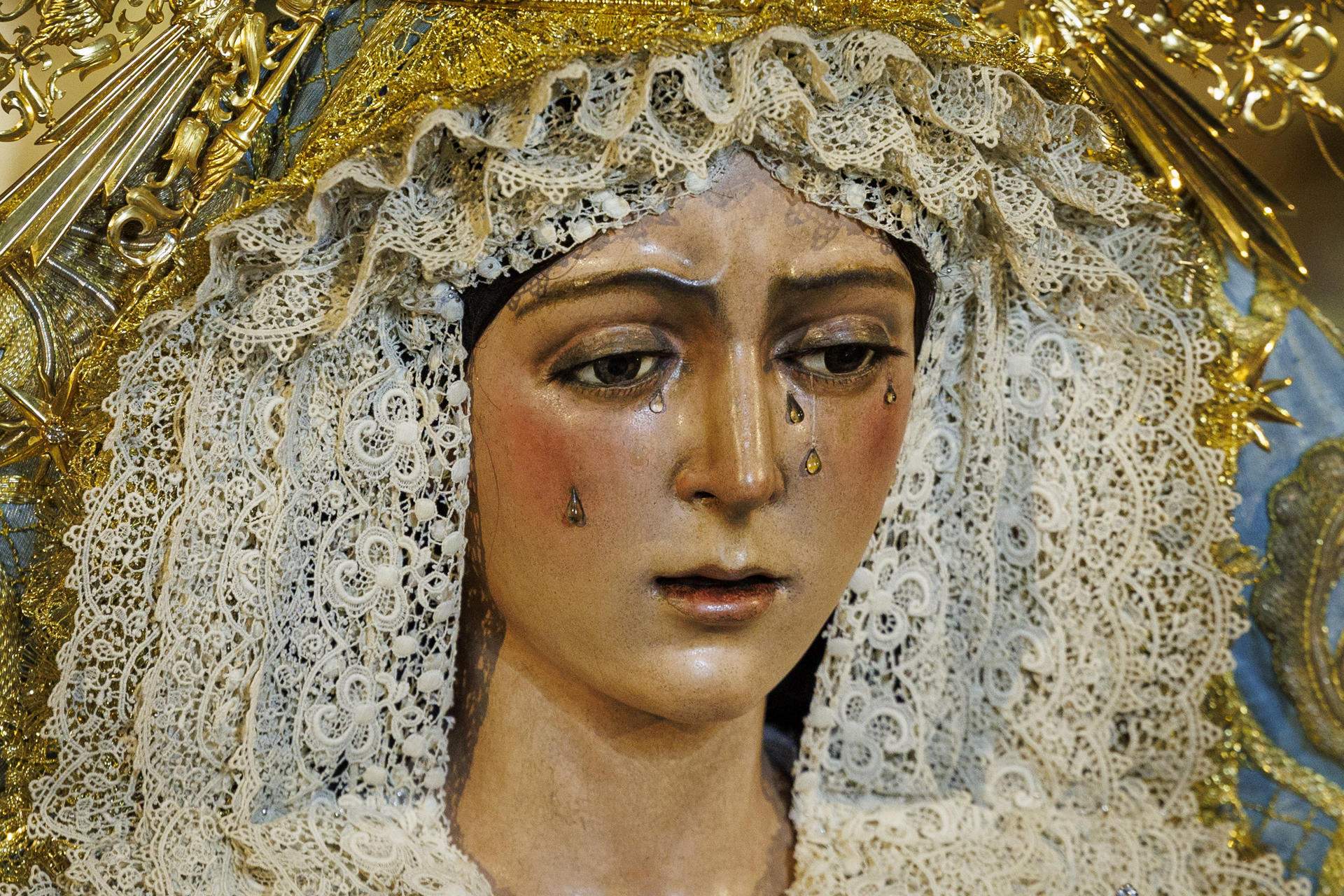 Polèmica per la restauració de la verge de la Macarena: indignació, protestes i dimissions