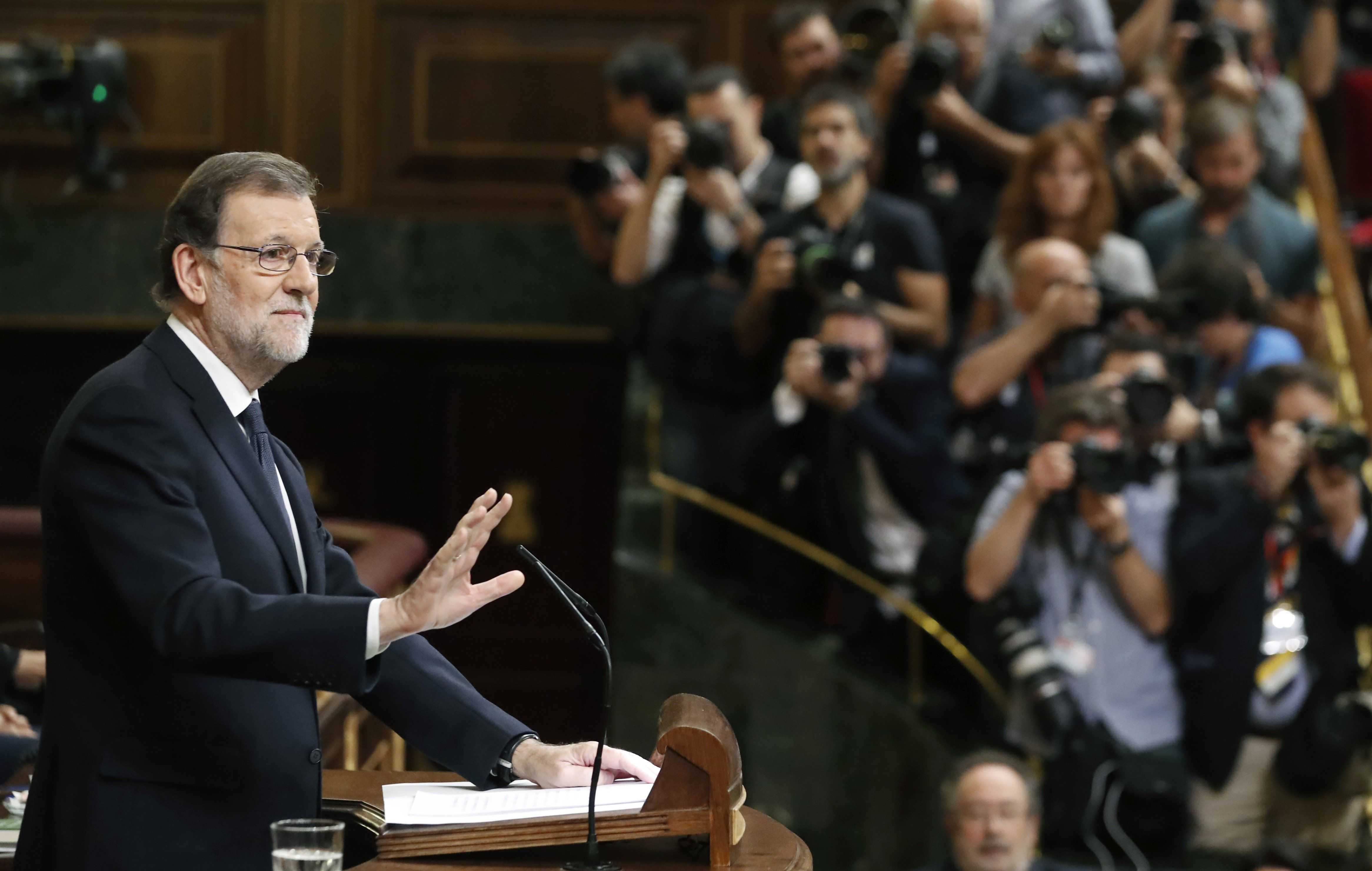 Rajoy es investido con un gobierno en minoría y un PSOE roto