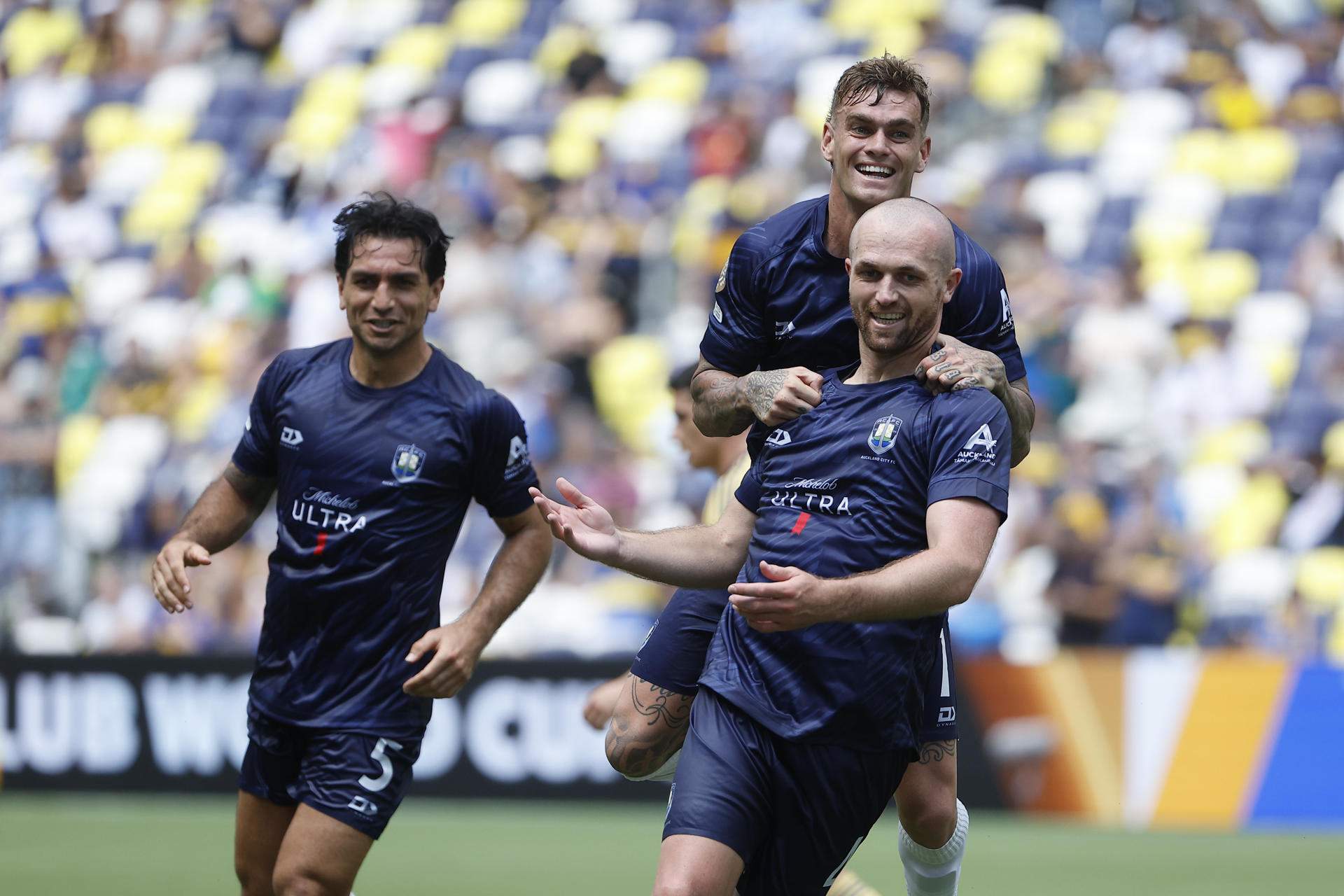 El català de l'Auckland City carrega contra 2 periodistes mediàtics: "Ja ens doneu permís?"