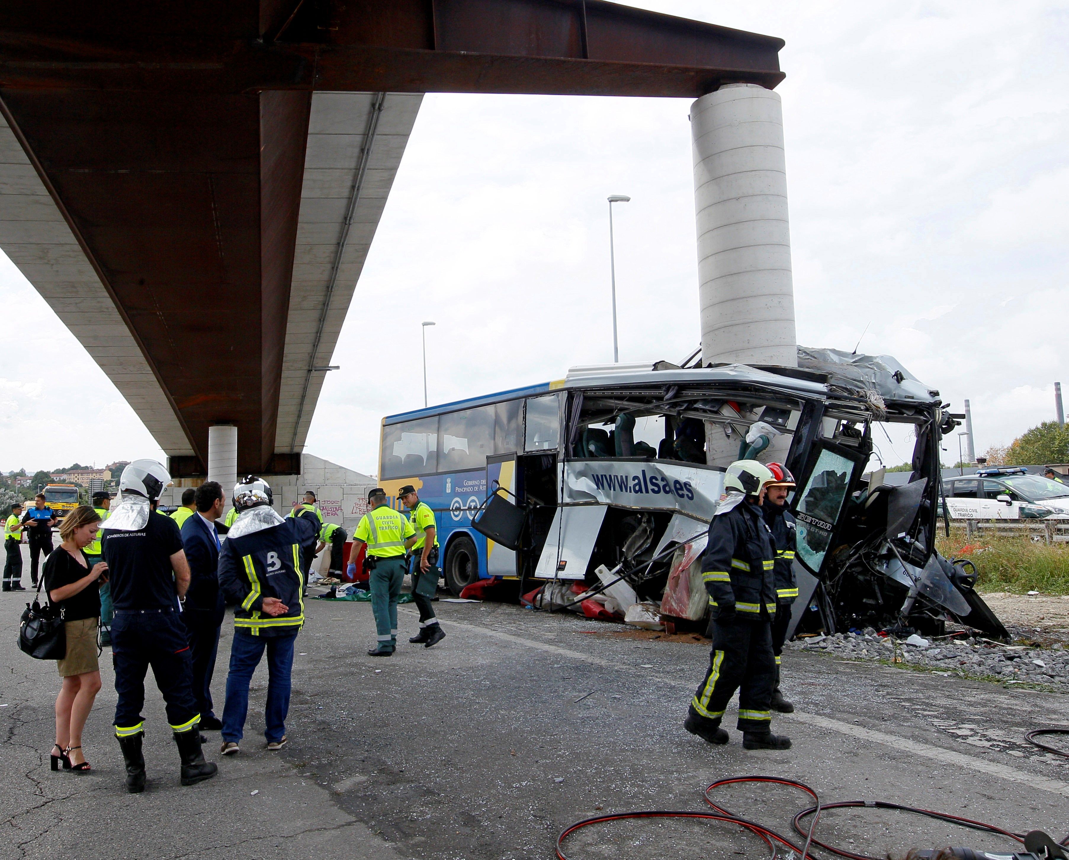 Al menos cinco muertos al chocar un autobús en Avilés