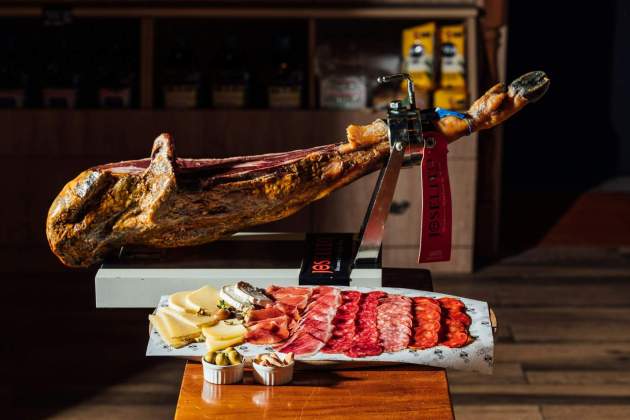 El pernil és bo cobrir-lo amb la seva pròpia greix / Foto: Unsplash El pernil és bo cobrir-lo amb la seva pròpia greix / Foto: Unsplash
