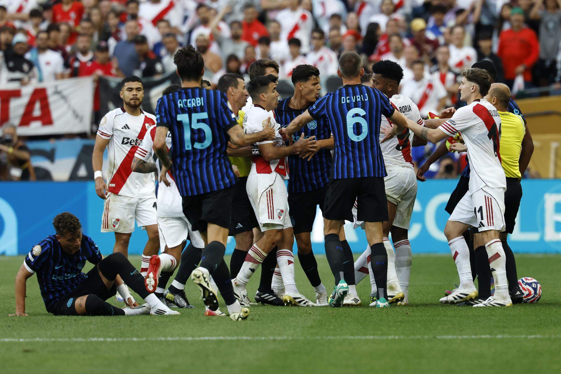 La imatge més trista del Mundial de Clubs: picabaralla bestial entre l'Inter de Milà i el River Plate