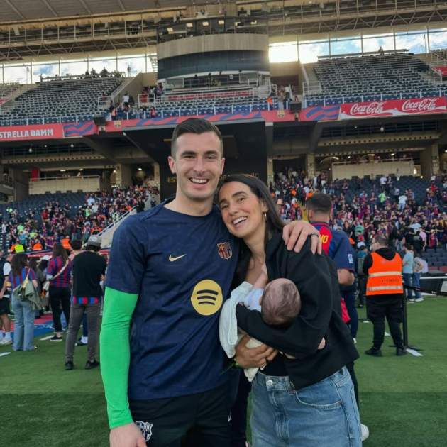 Iñaki Peña con su novia y su hijo Instagram Iñaki Peña con su novia y su hijo Instagram
