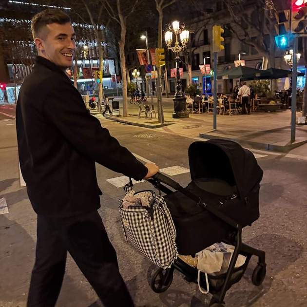 Iñaki Peña paseando a su bebé / Instagram Iñaki Peña paseando a su bebé / Instagram