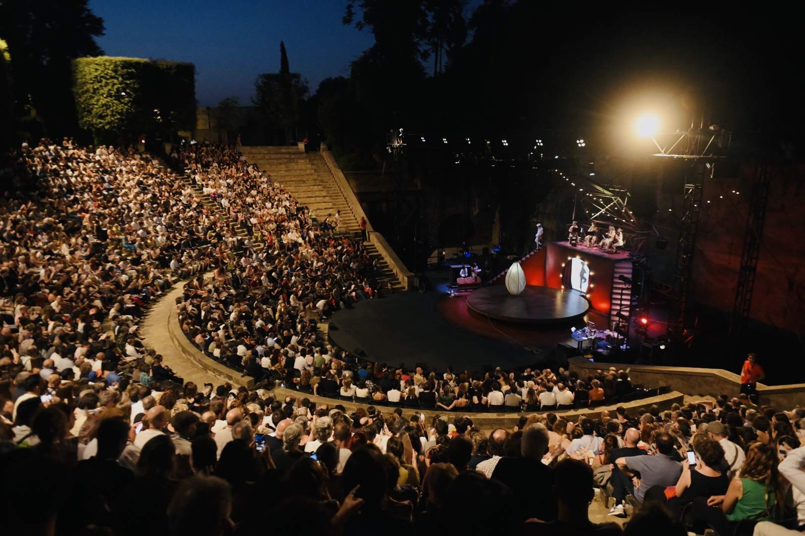 Comença el Grec. Es pot convertir un concert indie en una obra transcendent?