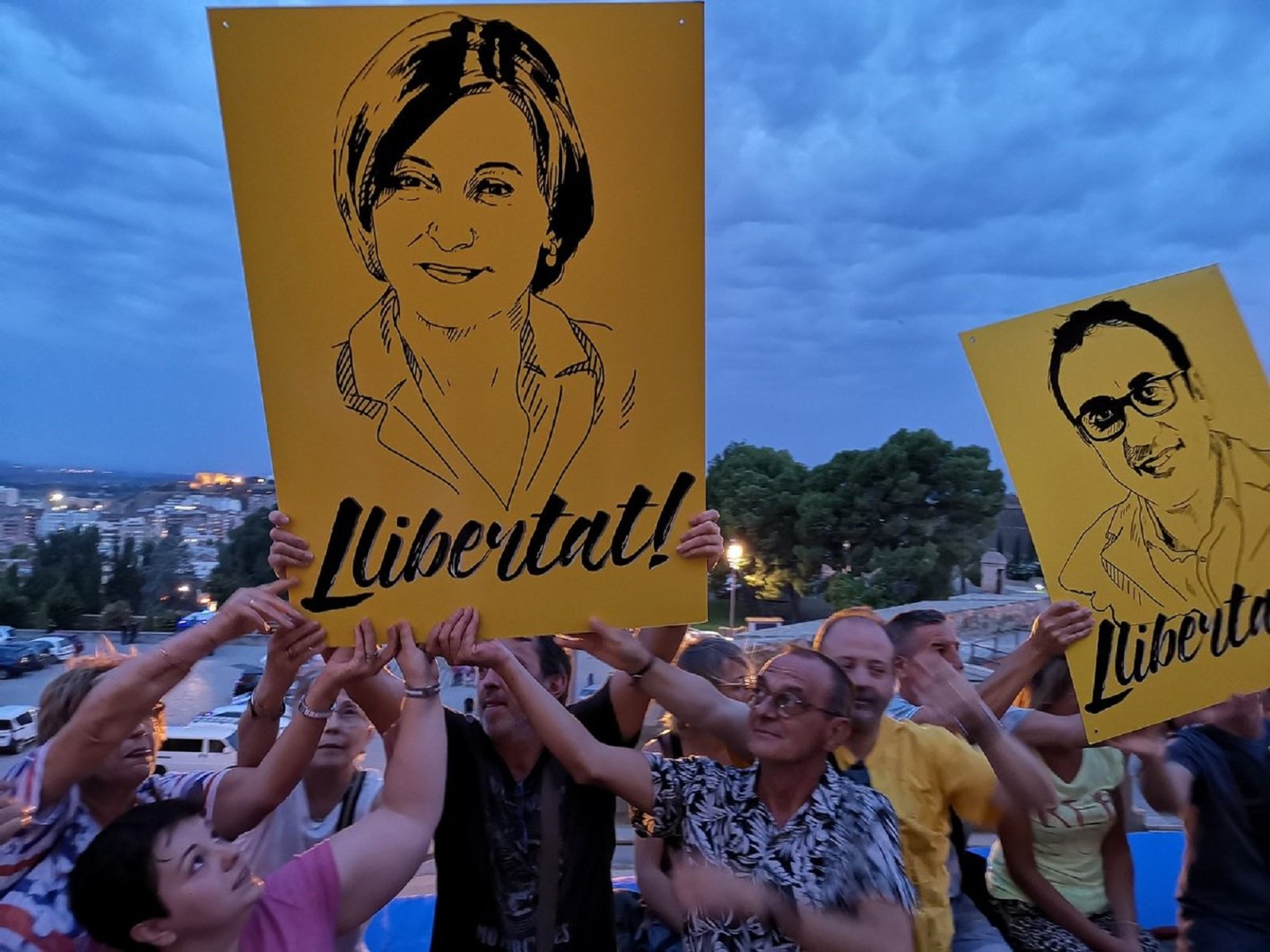 Miles de personas hacen una cadena en Lleida por los presos políticos