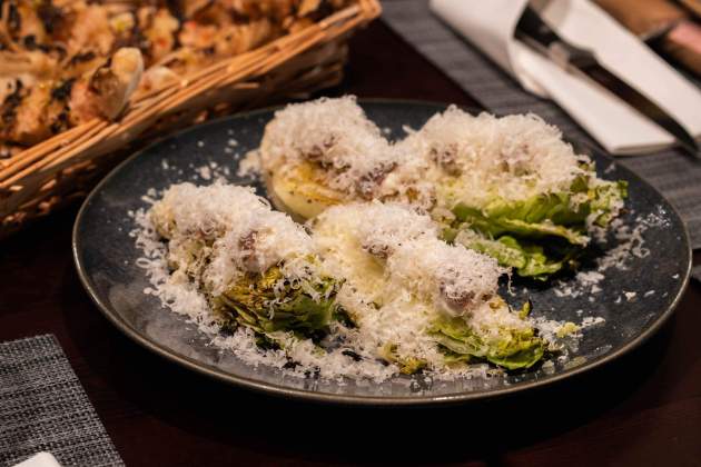 Els cabdells de Tudela a la brasa amb salsa tàrtara, anxoves i parmesà del Maduro / Foto: Marta Garreta Els cabdells de Tudela a la brasa amb salsa tàrtara, anxoves i parmesà del Maduro / Foto: Marta Garreta