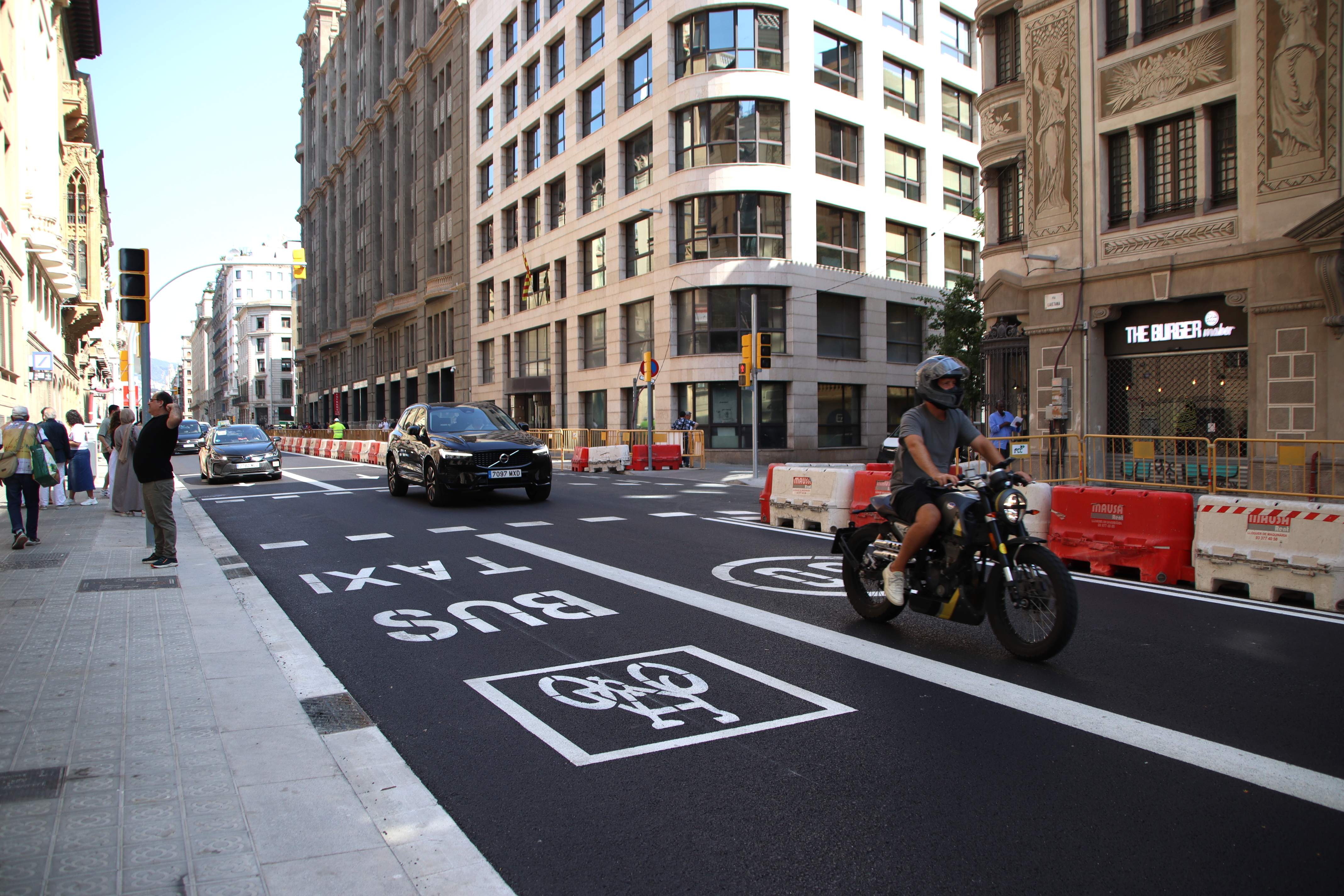 Barcelona estrena la nova Via Laietana entre reticències de veïns i comerciants