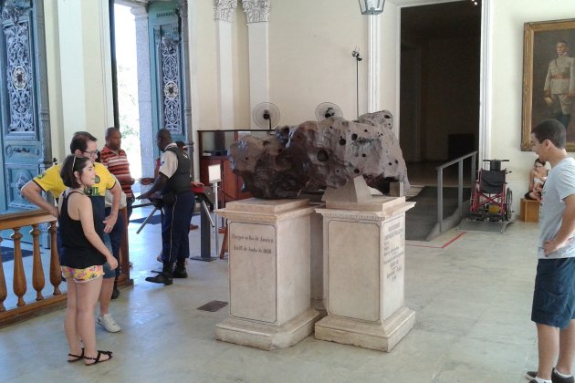 Saguão do Museu Nacional, como o Meteorito do Bendegó ao centro Dornicke wikipedia