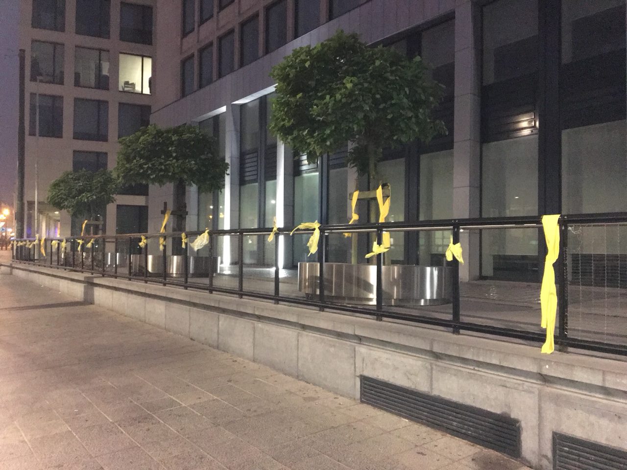 Pengen llaços grocs al jutjat on hauria de declarar Llarena