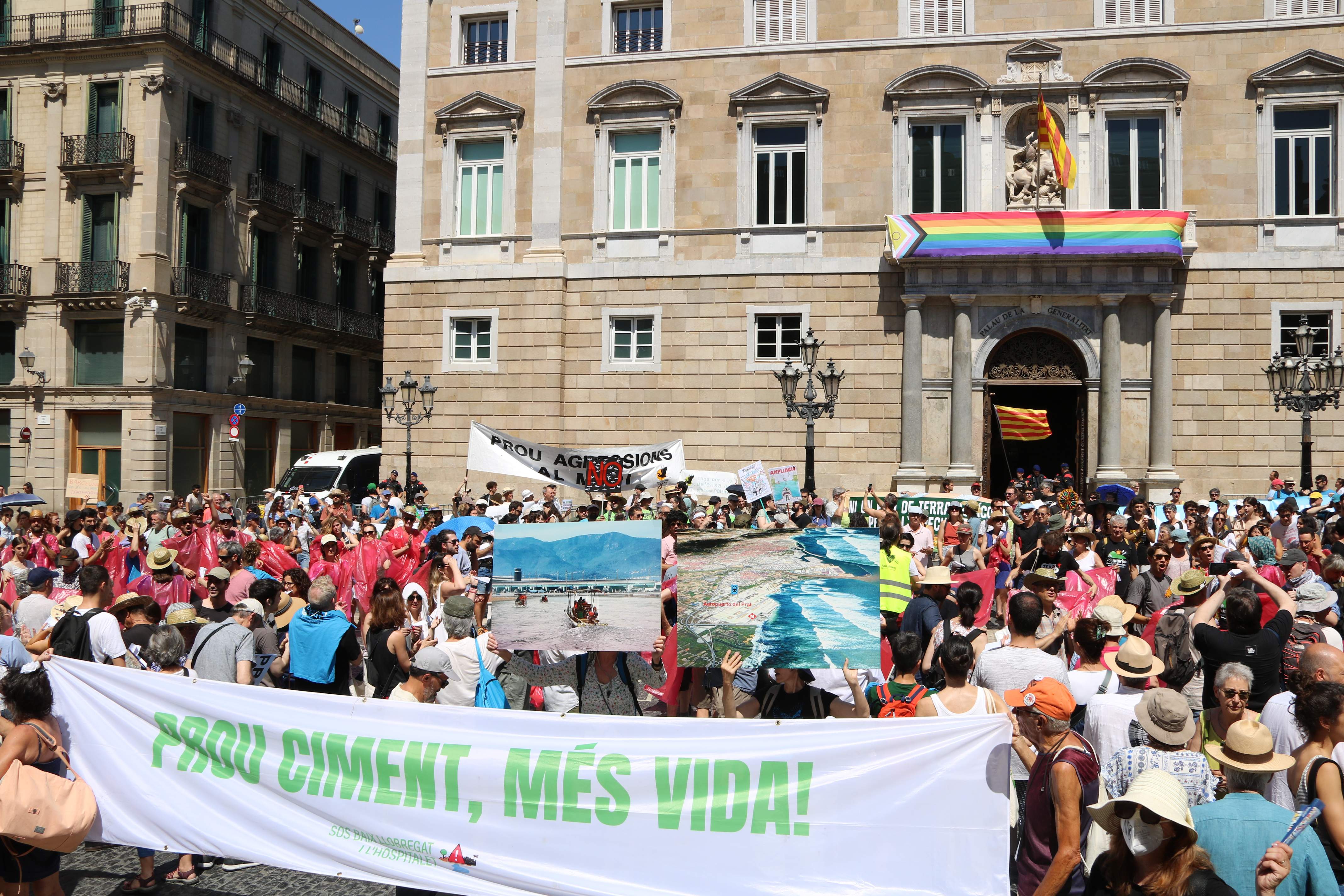 Un miler de persones es manifesten a Barcelona per frenar l'ampliació de l'aeroport: "Ho aconseguirem"