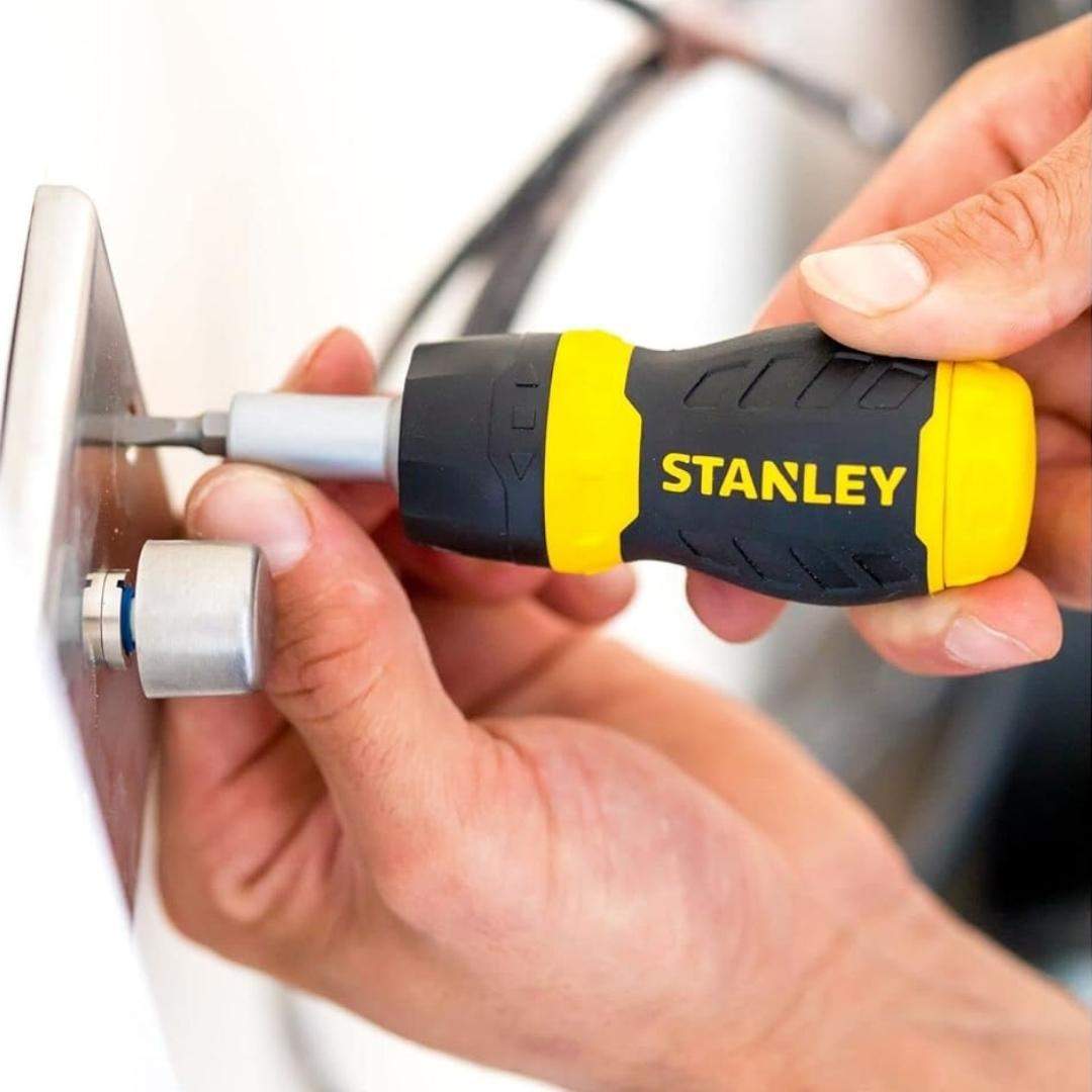 Aquesta eina de Stanley és lleugera, robusta i amb tot el necessari dins del mànec