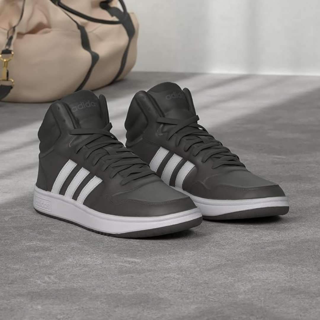 Estas zapatillas Adidas con aire de los noventa se han vuelto virales por su estilo urbano