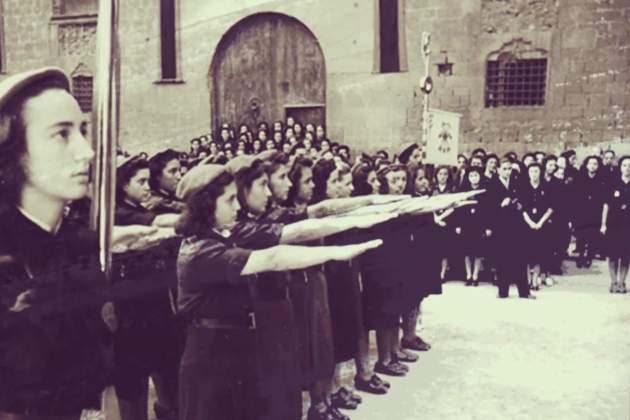Exhibición falangista en Barcelona después del empleo|ocupación de la ciudad (1939). Font BTV Exhibición falangista en Barcelona después del empleo|ocupación de la ciudad (1939). Font BTV