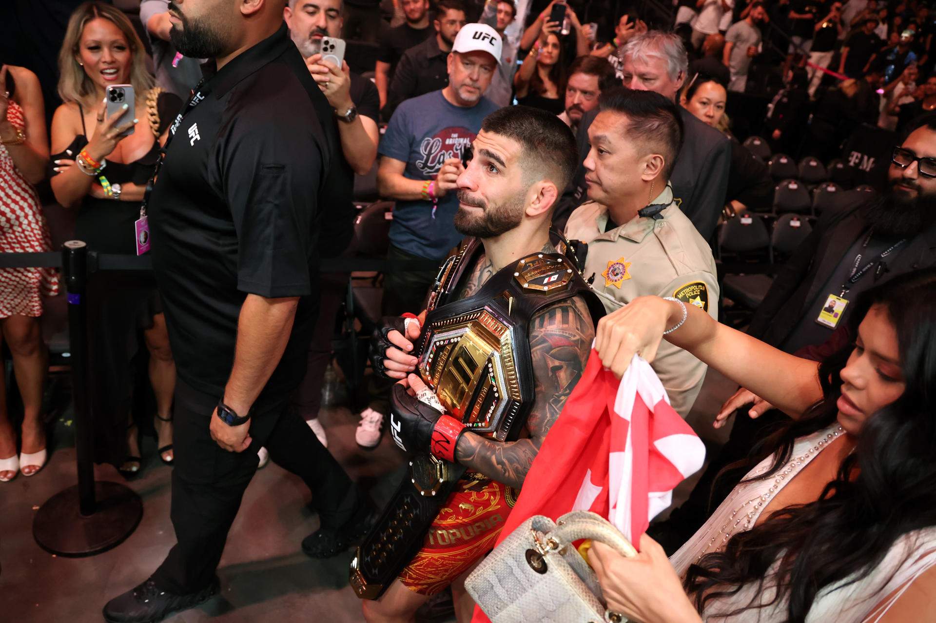 Ilia Topuria fulmina a Oliveira con un brutal KO para entrar en el Olimpo de los doble campeones de la UFC