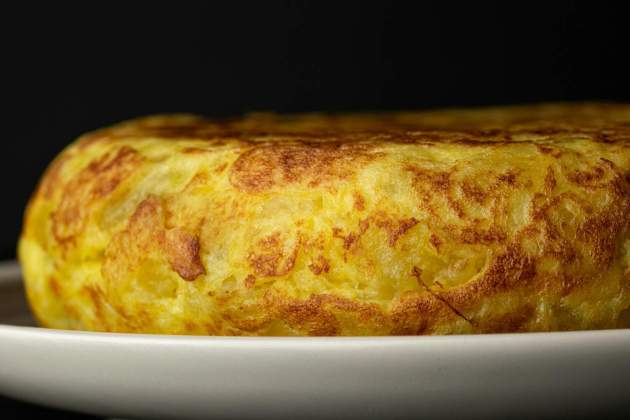 La tortilla debe guardarse máximo una hora más tarde de haberla cocinado / Foto: Unsplash