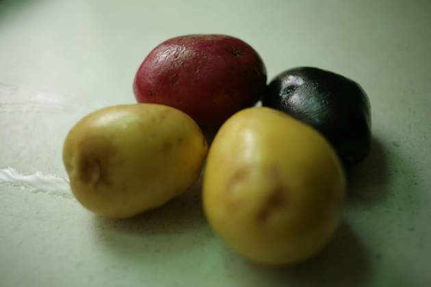 Para peras y manzanas un truco es sumergir en agua fría la fruta troceada / Foto: Unsplash