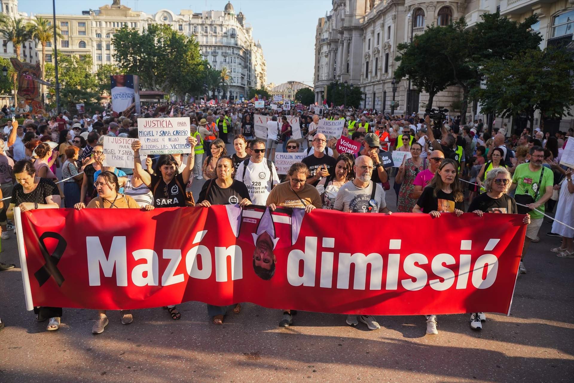 5.000 personas piden la dimisión de Mazón en la octava manifestación por la DANA en València