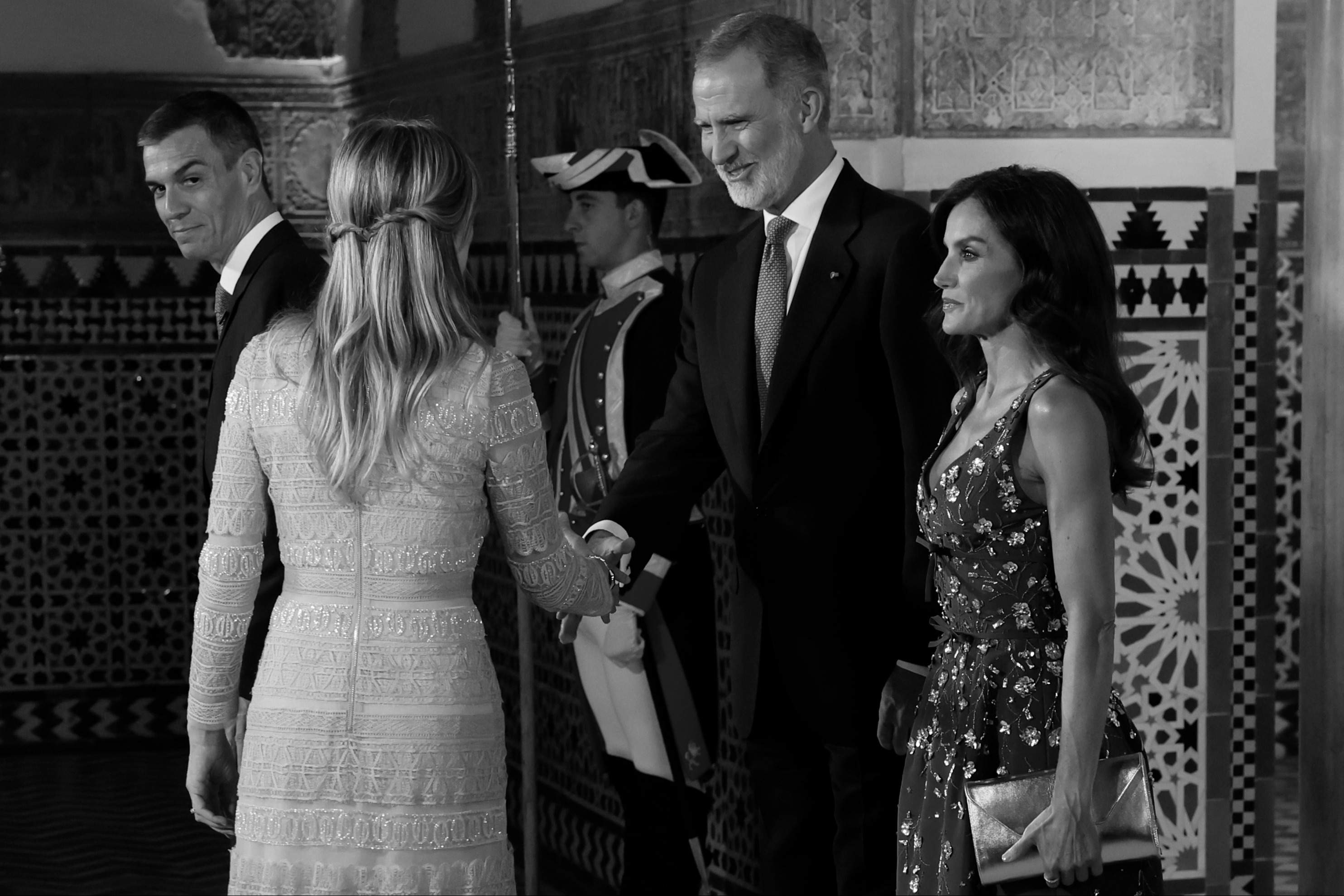 Portades: la mirada més trapella de Sánchez (i la reina Letícia que no sap dissimular)