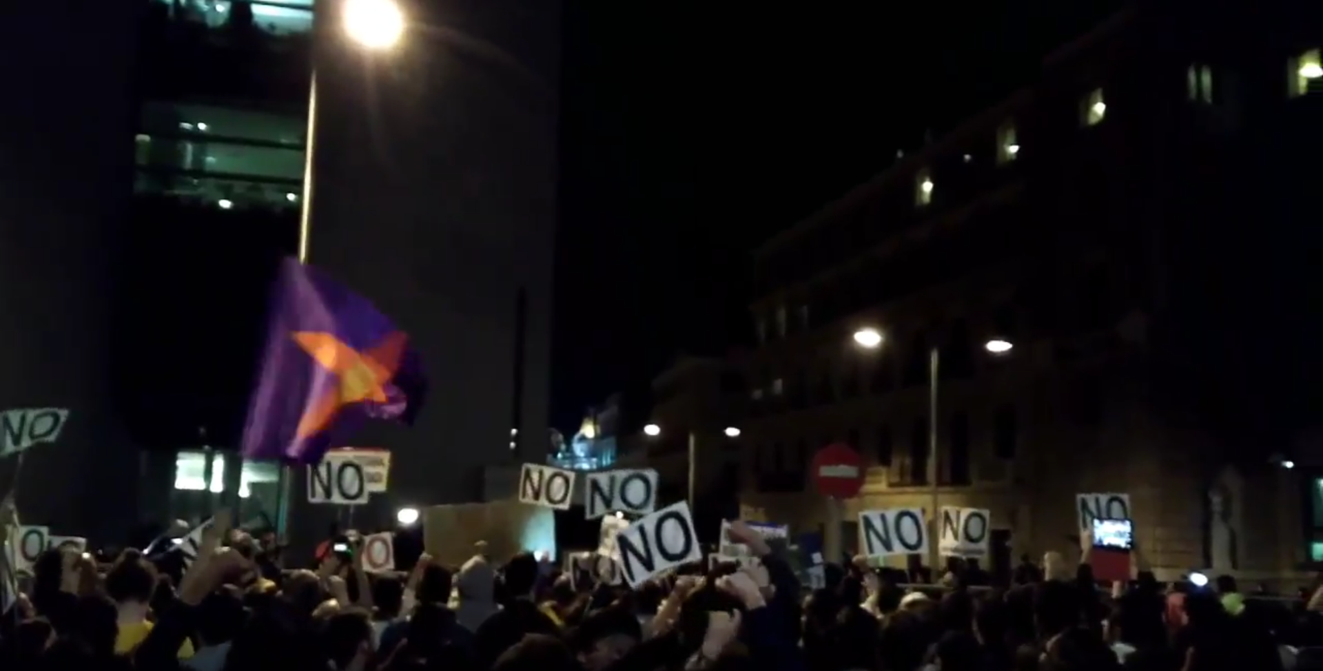 Manifestants criden contra PP i PSOE a les portes del Congrés