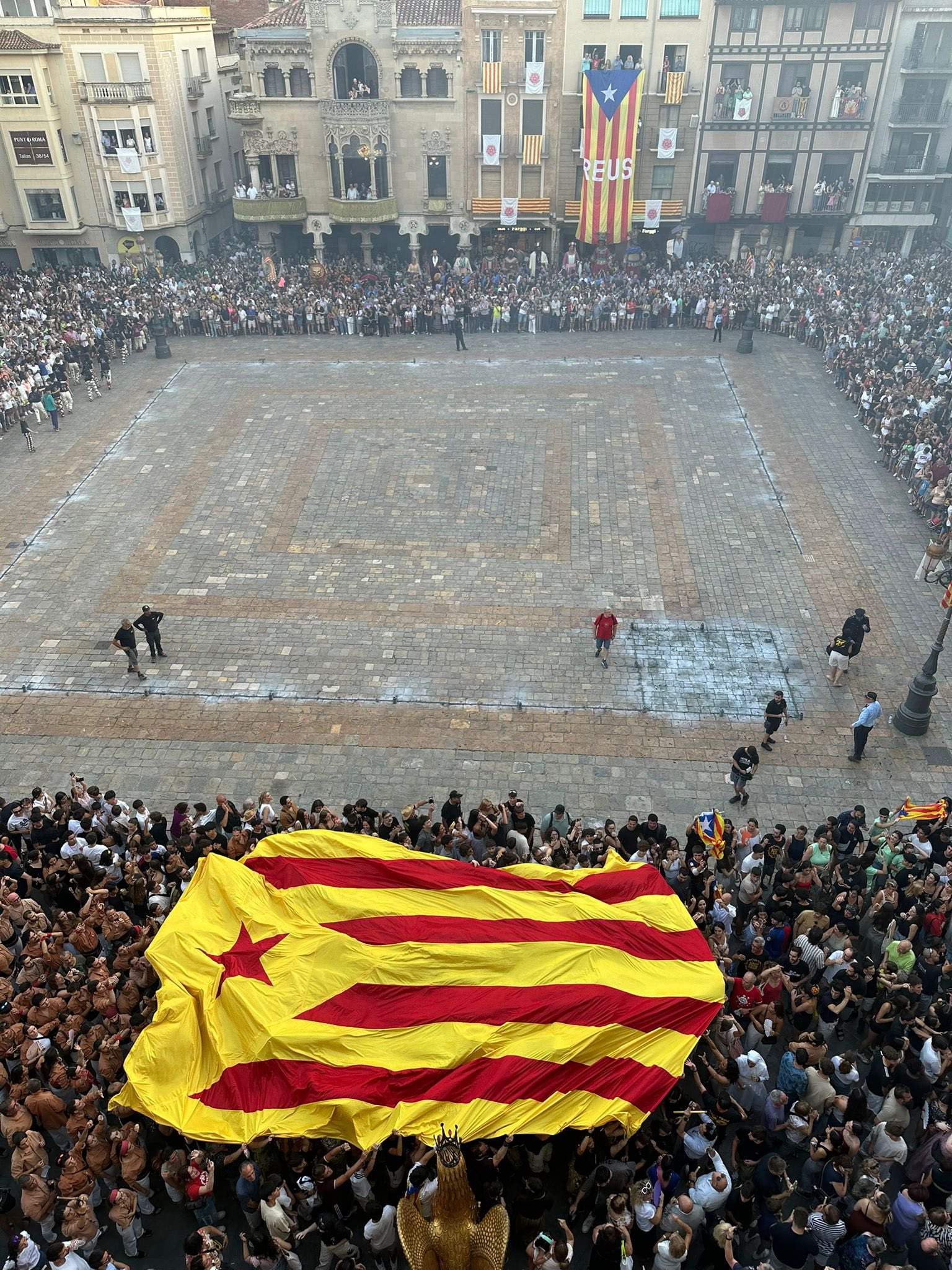 L'Ajuntament de Reus arrenca una estelada del balcó: així respon la plaça
