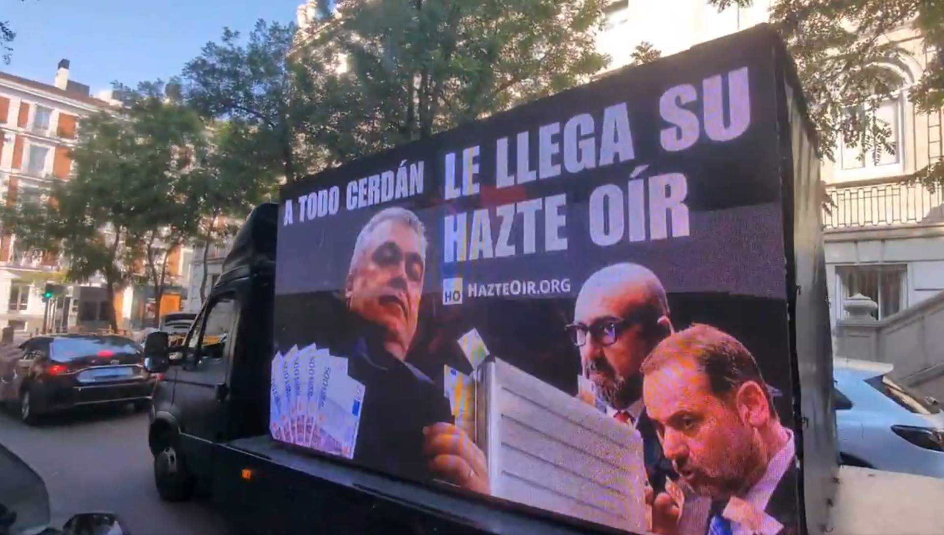 Hazte Oír passeja una furgoneta contra "els enemics d'Espanya" mentre Santos Cerdán declara al Suprem