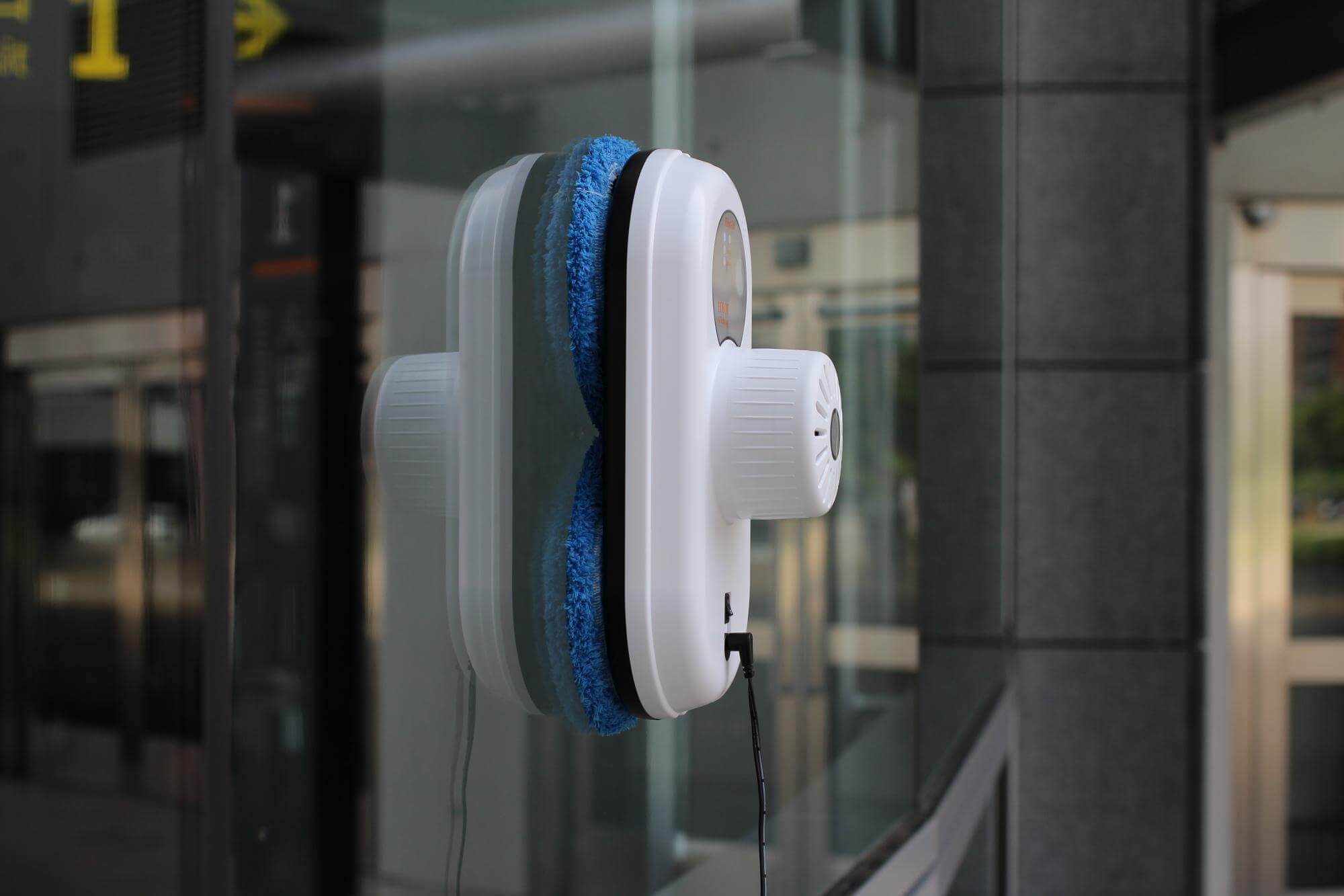 Más seguro que subirse a la escalera: este robot limpiacristales está en su precio mínimo histórico